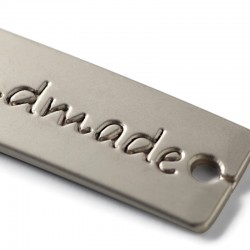 Etichette in metallo da cucire con scritta “Handmade” per creazioni artigianali