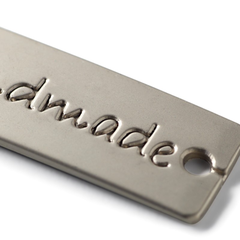 Etichette in metallo con scritta “Handmade” per creazioni artigianali
